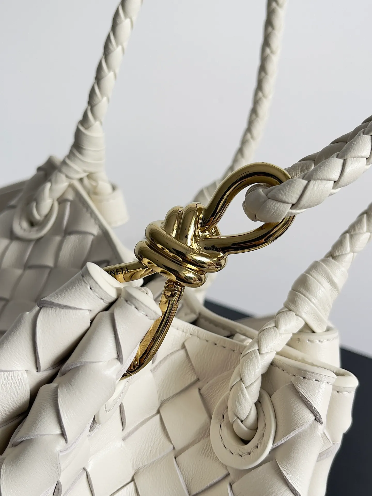Batch 1760 BV home is new! Andiamo combines the Bottega Veneta archive parachute handbag to inherit retro elements and integrate modern trends. The same style as Shu Qi's in Beijing Night. It is a continuation of the classic bag. It has three functions: hand carry, shoulder and cross-body. It is embellished with metal brass knot buckles. It is small and has an amazing capacity. It can easily hold sunglasses in a box / small bottle of water / powder powder / charger and other daily necessities when going out. The upper body is versatile. Style number: 796569 Size: 21*17*16.5cm
